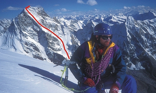  Киштвар Кайлаш (Kishtwar Kailash, 6444 м) на фото Мика Фаулера 1993 года. МарШрут 2013 года проходит по кулуару на правой стороне стены, затем смещается по микстовым участкам влево с выходом на вершину 