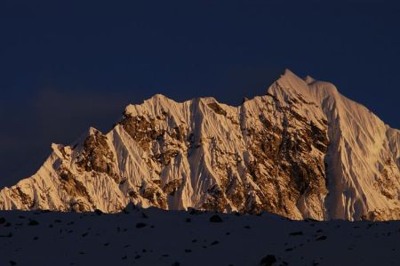 Вид на вершины Бамонго (Bamongo, 6400 м) и Канг Начуго (Kang Nachugo, 6.735 м)
