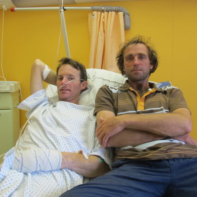  Стефан Бенуа (Stephane Benoist) и Янник Гразиани (Yannick Graziani) в больнице, после восхождения на Аннапурну