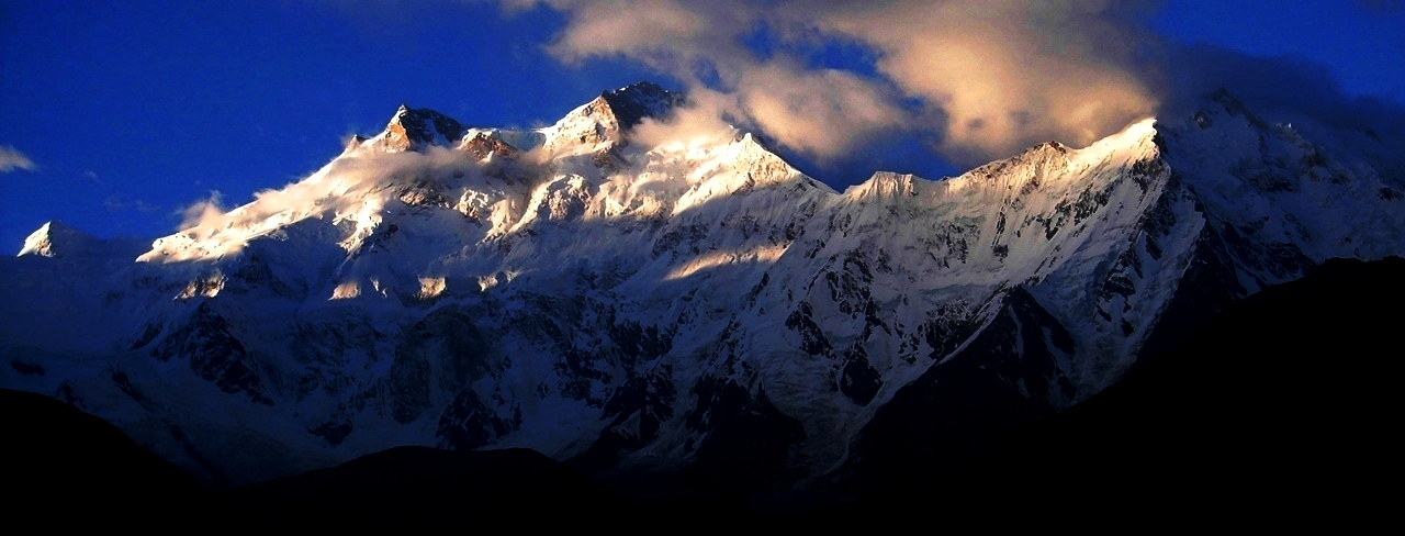 Нангапарбат (Нанга Парбат / Nanga Parbat / 8126 м,— девятый по высоте восьмитысячник мира. Вид на Ctdthj-Западную стену - сторону ледника Ракиот (Rakiot Face)