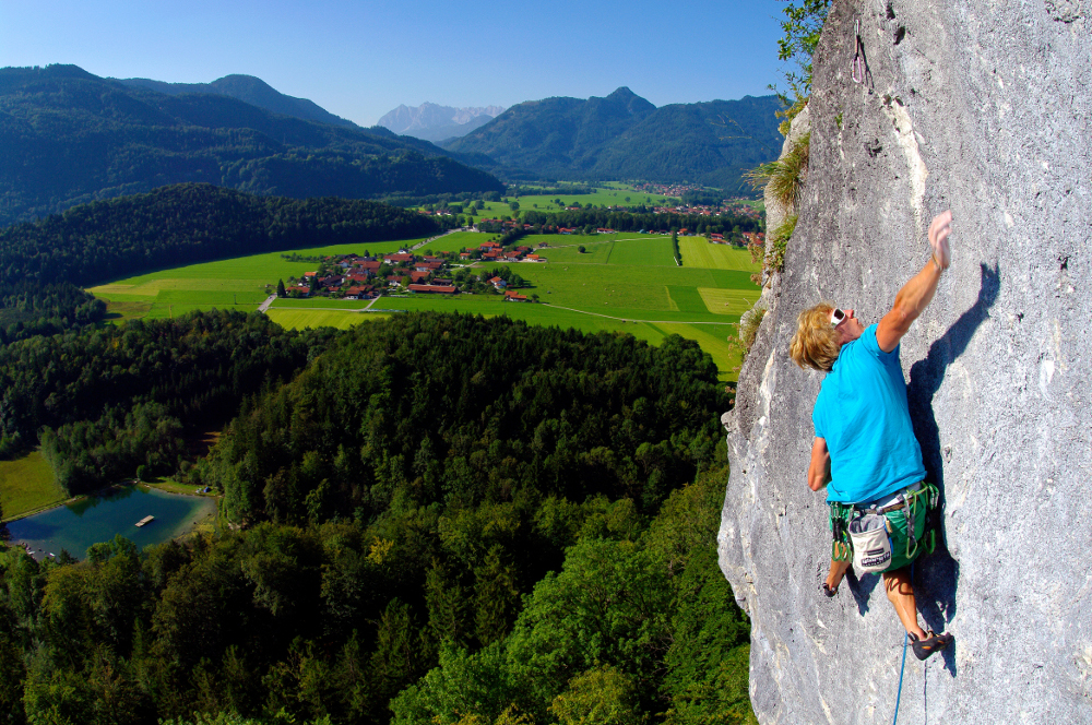скальный массив Баварские Альпы (Voralpen)  - высокие горные хребты в Северных известняковых Альпах в Германии, Бавария