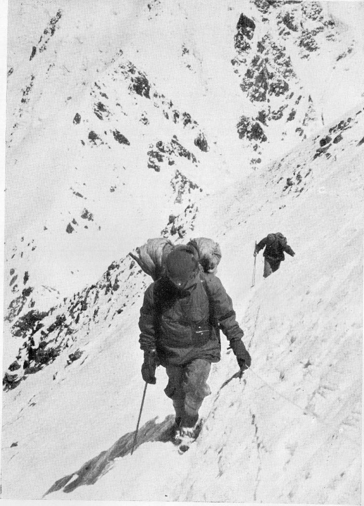 Андерль Маннхардт ( Anderl Mannhardt) на первом траверсе на пути к высотному лагерю Camp III на западной стене Нангапарбат.  Экспедиция Херлигкоффера, 1962 год