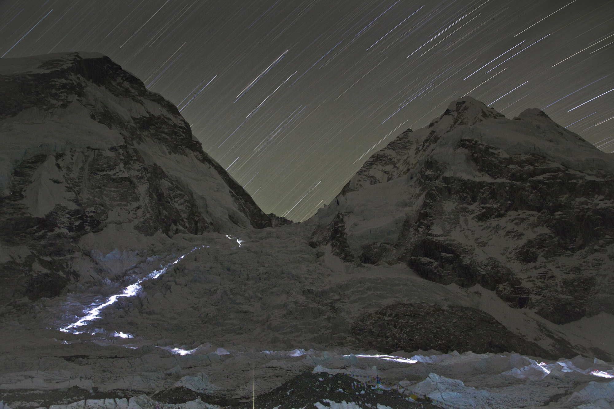 Свет налобных фонарей альпинистов на Эвересте