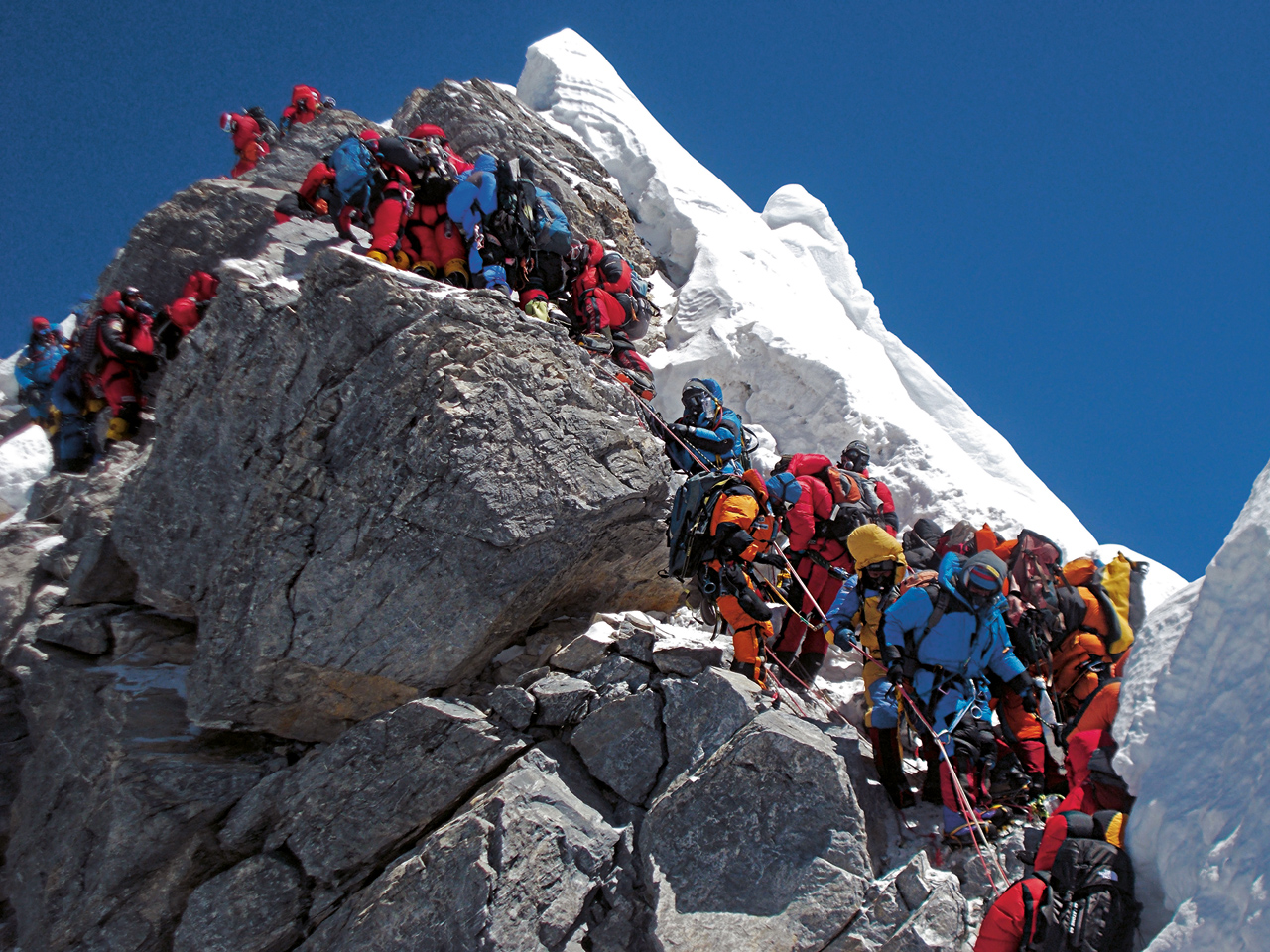 19 мая 2012: проход через Ступень Хиллари, узкому, 12-и метровому скальному участку, чуть ниже вершины Эвереста. В этой очереди своего прохода альпинисты ожидали более 2-х часов! В этот день на вершину Эвереста взошли 234 человека и четыре человека погибли