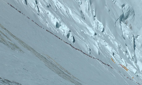 Очередь из альпинистов на Эверест в мае 2012 года 