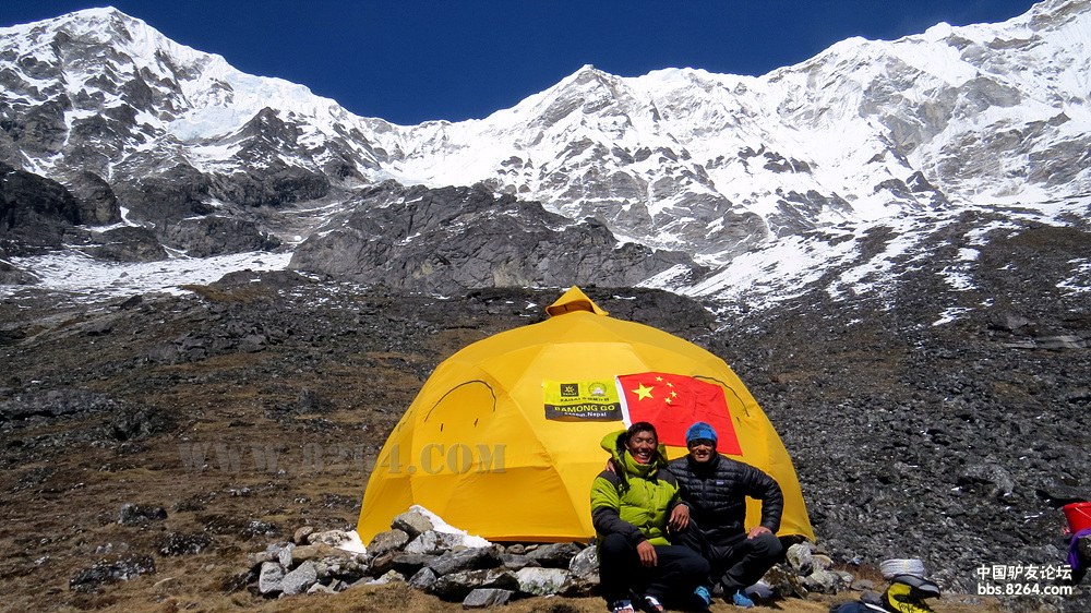 Мингма (Mingma Sherpa) и Пема (Pema Sherpa) у вершины  Бамонго (Bamongo, 6400 м) 