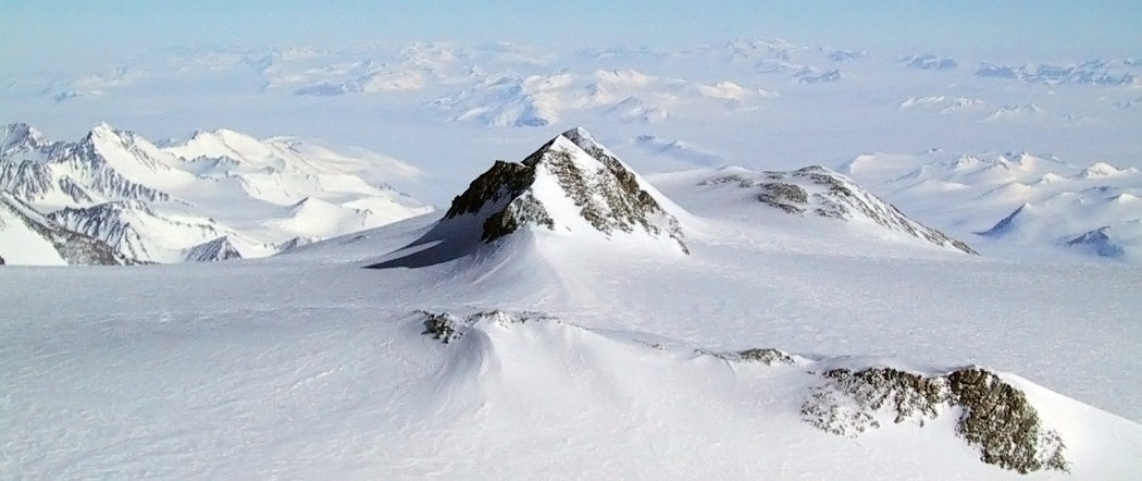 гора Винсон (Mount Vinson, 4892 м) - высочайшая гора в Антарктиде 