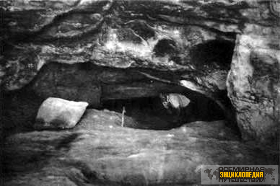 Вход (лаз) в пещеру Мумий