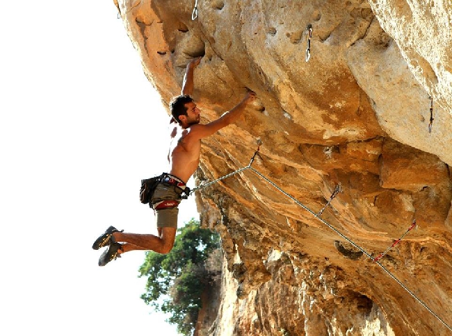 ливанский скалолаз на скалах Amchit