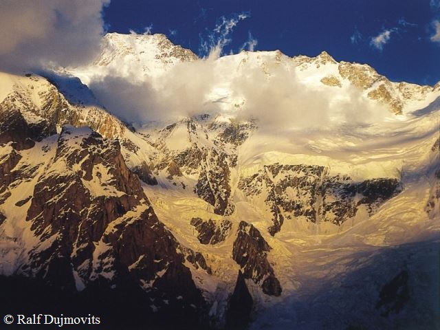 Западная сторона - сторона Диамир восьмитысячника Нагапарбат (Diamir Face of Nanga Parbat).  