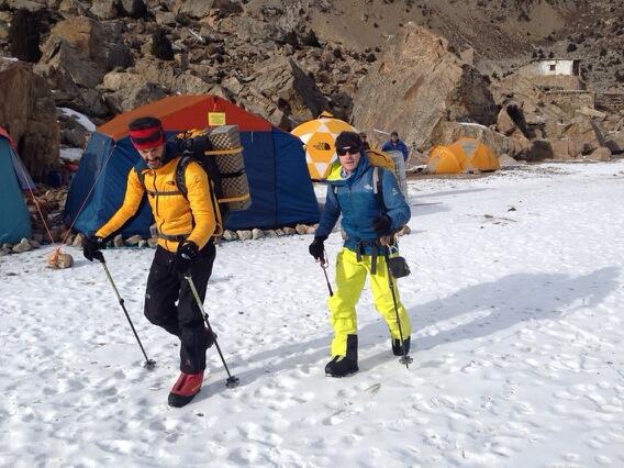 Эмилио и Дэвид на выходе к передовому базовому лагерю на 4100м. Завтра они выйдут в высотный лагерь 4600 метров