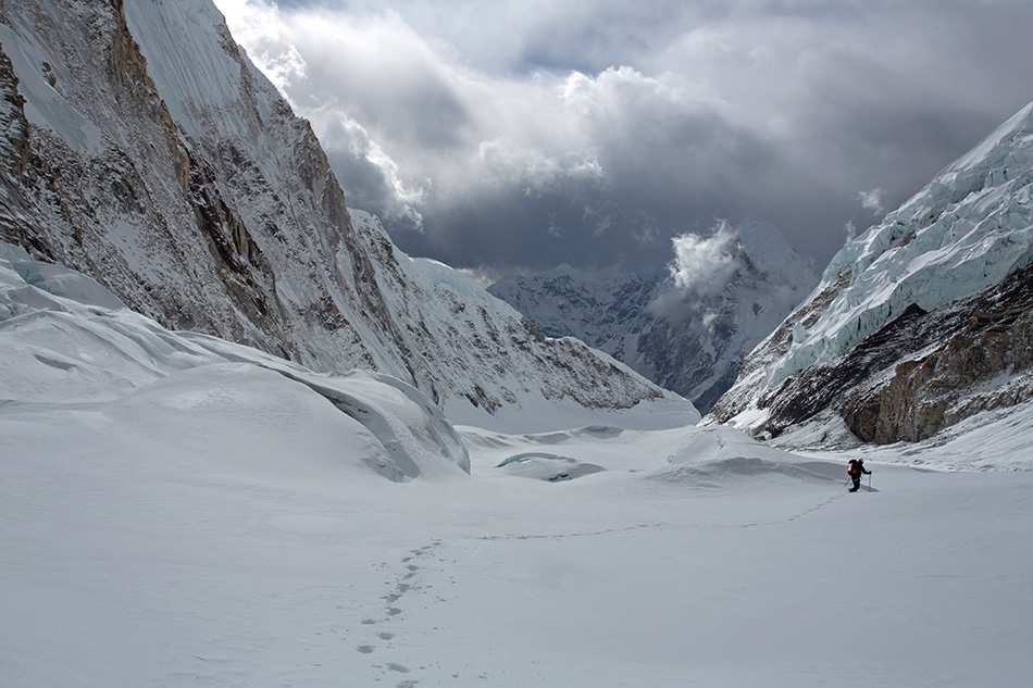Апрель: Спасаясь от шерп мы спускались без веревок по леднику Нупцзе с большим количеством трещин и не хоженому маршруту