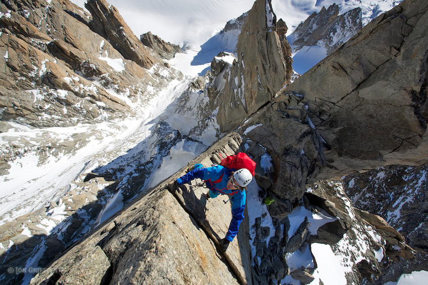 Сентябрь: Ben Briggs на восхождении по маршруту Diables Arete на вершину Mont Blanc du Tacul