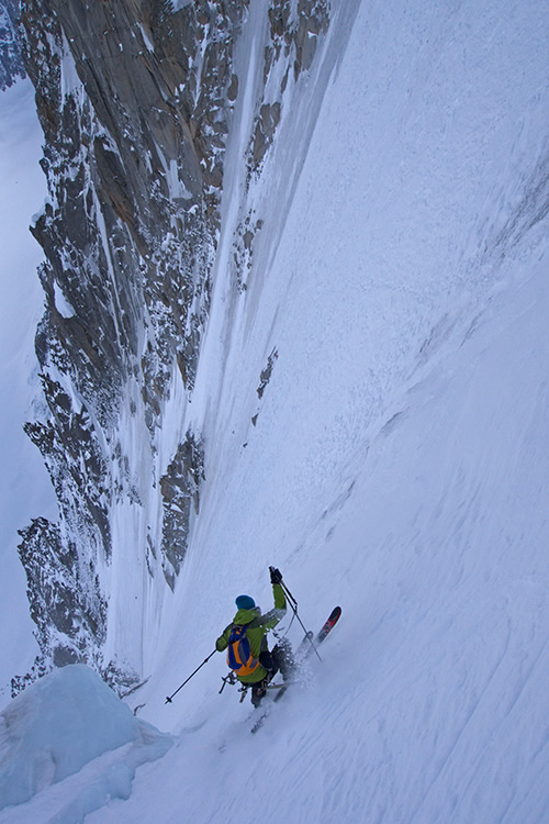 Январь: Бен Бриггс спускается на лыжах с кулура Couturier вершины Aiguille Verte