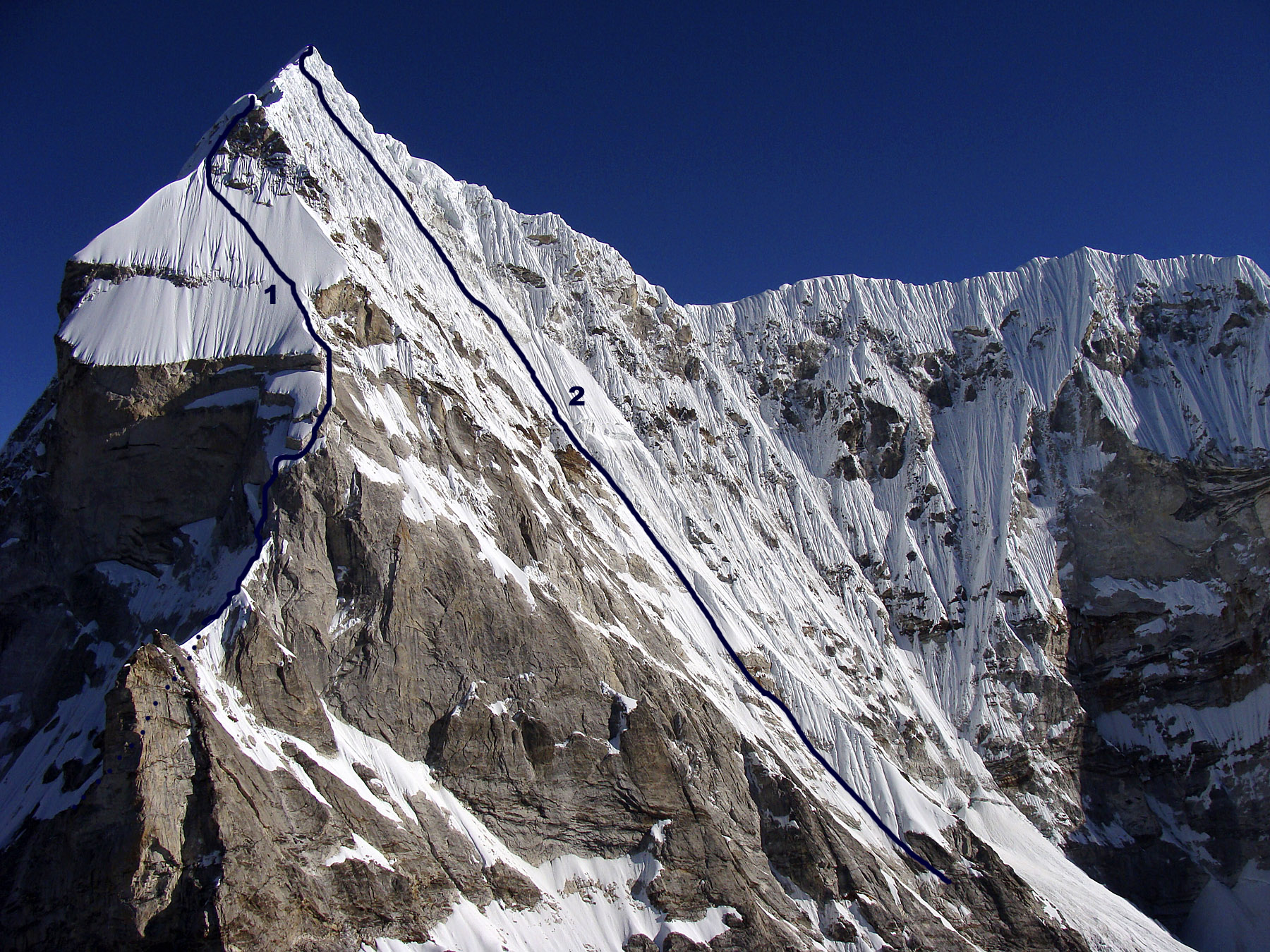 Южная стена пика Tengi Ragi Tau (6938 м). Маршрут №1 - попытка 2009 года. Маршрут №2 - первопрохождение японской команды в 2002 году