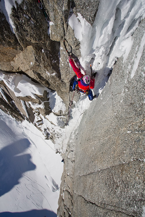 Февраль: Stephanie Maureau при восхождении на  Supercouloir Direct на вершину Mont Blanc du Tacul