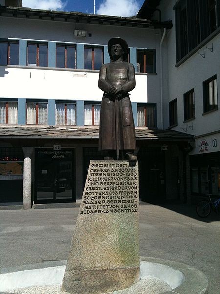 Памятник священнику, альпинисту, лыжнику-первопроходцу Жану-Жозефу Имсенгу в поселке Саас-Фе  