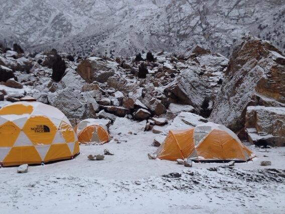 Снежное утро в Базовом лагере на Рупальской стороне Нангапарбат. январь 2014