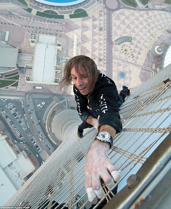 Человек-паук Alain Robert поднимается на 317 метровое здание Torch Doha Hotel без страховки