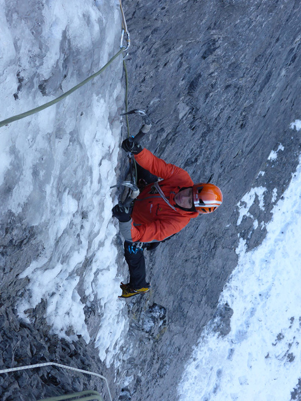 Роберт Джаспер (Robert Jasper) на маршруте "The Black Death" (WI7/M8, E5, 250м) по Северо-Восточной стене горы Gällihorns (2284 м)