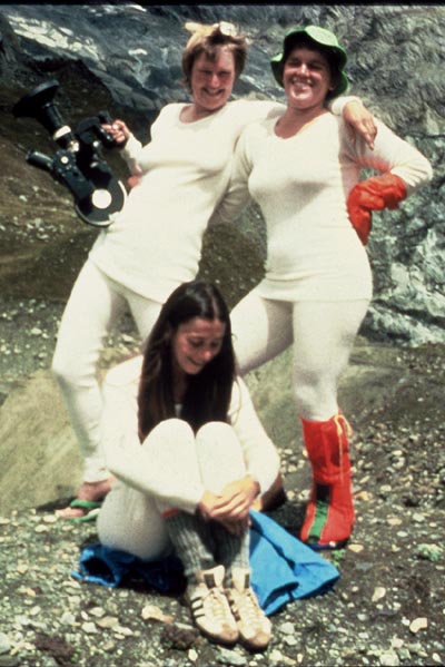 Dyanna, Marie и Christy, позируют в термобелье, предоставленном спонсором экспедиции