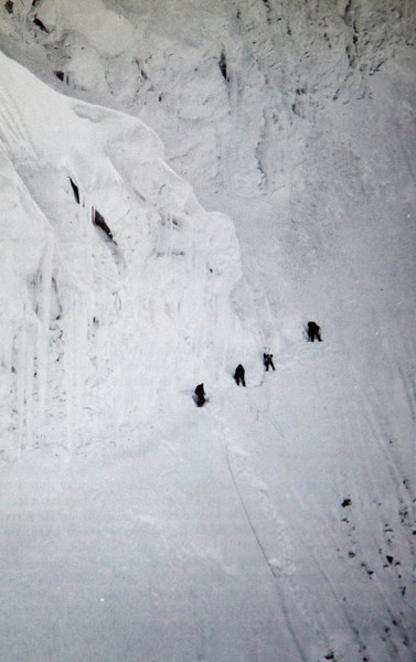 Четыре женщины - альпинистки экспедиции 1978 года. Восхождение по Голландскому маршруту на склоне Аннапурны