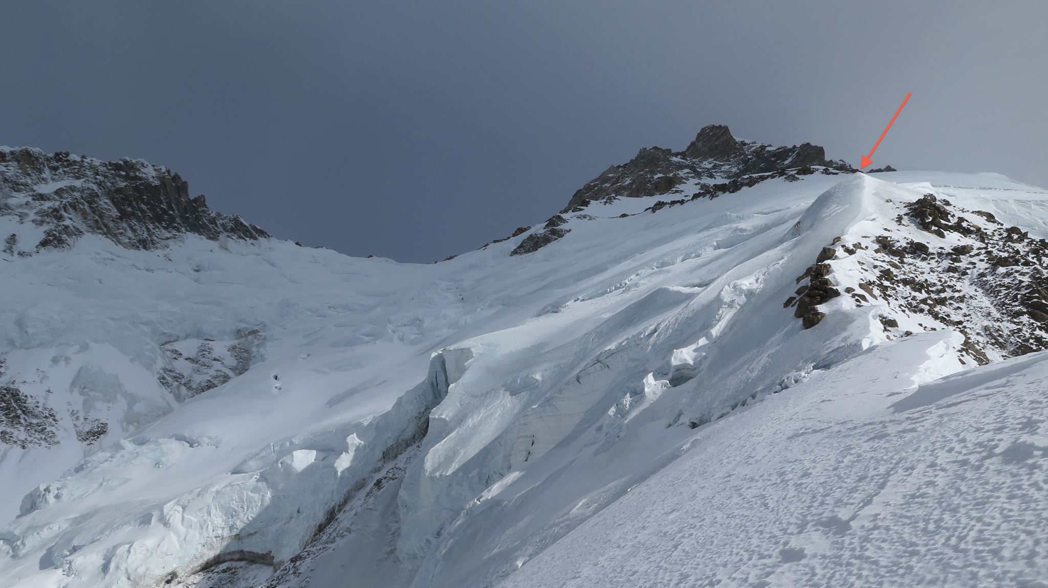 Нангапарбат с отметки 6400 метров, на которую поднялись 20 января Симоне Моро и Дэвид Геттлер (обозначена красной стрелкой)