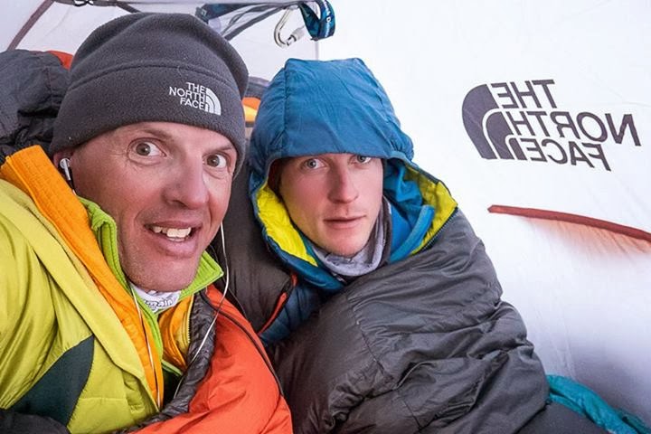 Симоне Моро и Дэвид Геттлер во втором высотном лагере на Нангапарбат. 6100 метров