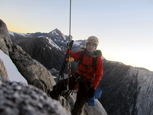 Сильвия Видаль (Silvia Vidal) в соловосхождении на новый BigWall маршрут "Espiadimonis" (VI A4 6б), 1300 метров в Патагонии