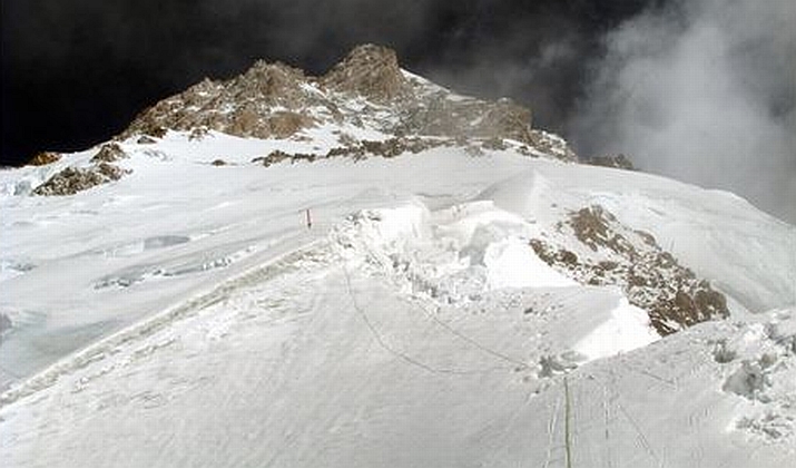 Перила провешенные поляками на отметке 6100 метров на Нангапарбат. январь 2014 года