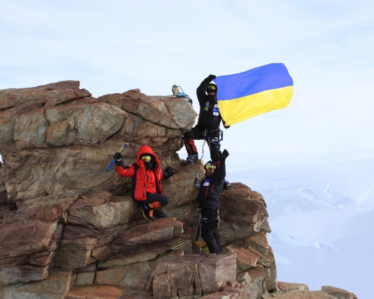 Украинцы покорили наивысшую точку Антарктиды и открыли Пик Донбасса. +ФОТО