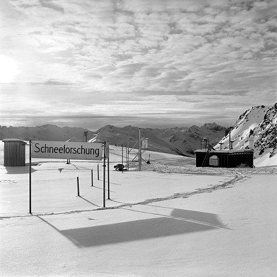 Исследования снега стали более интенсивными после трагической зимы 1950/51 гг., когда жертвами лавин стало небывалое количество людей.