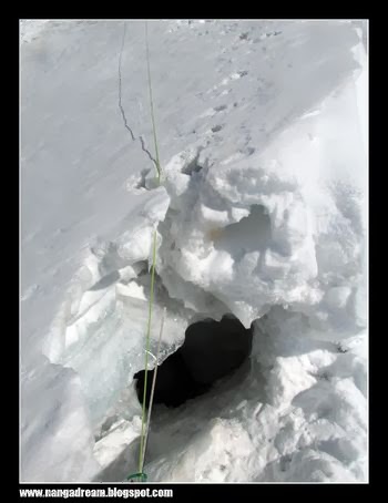 Второй высотный лагерь - снежная пещера польской экспедиции на Нангапарбат. январь 2014