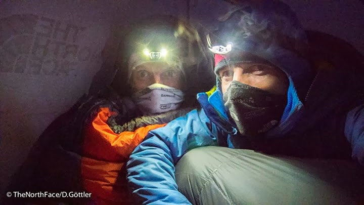 Холодная ночевка в третьем высотном лагере на Нангапарбат Симоне Моро и Дэвида Геттлера. январь 2014