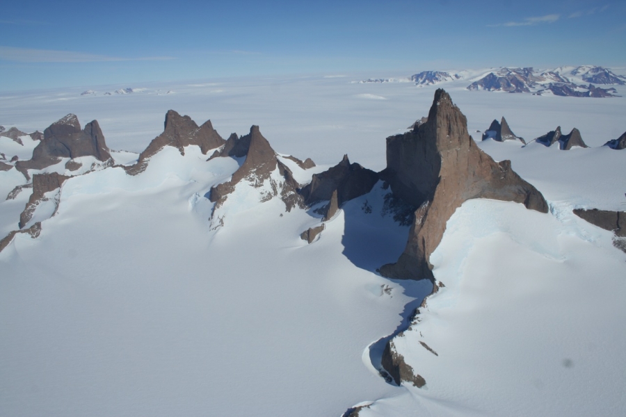 гора Ульветанна (Ulvetanna, 2931 м) в Антарктиде