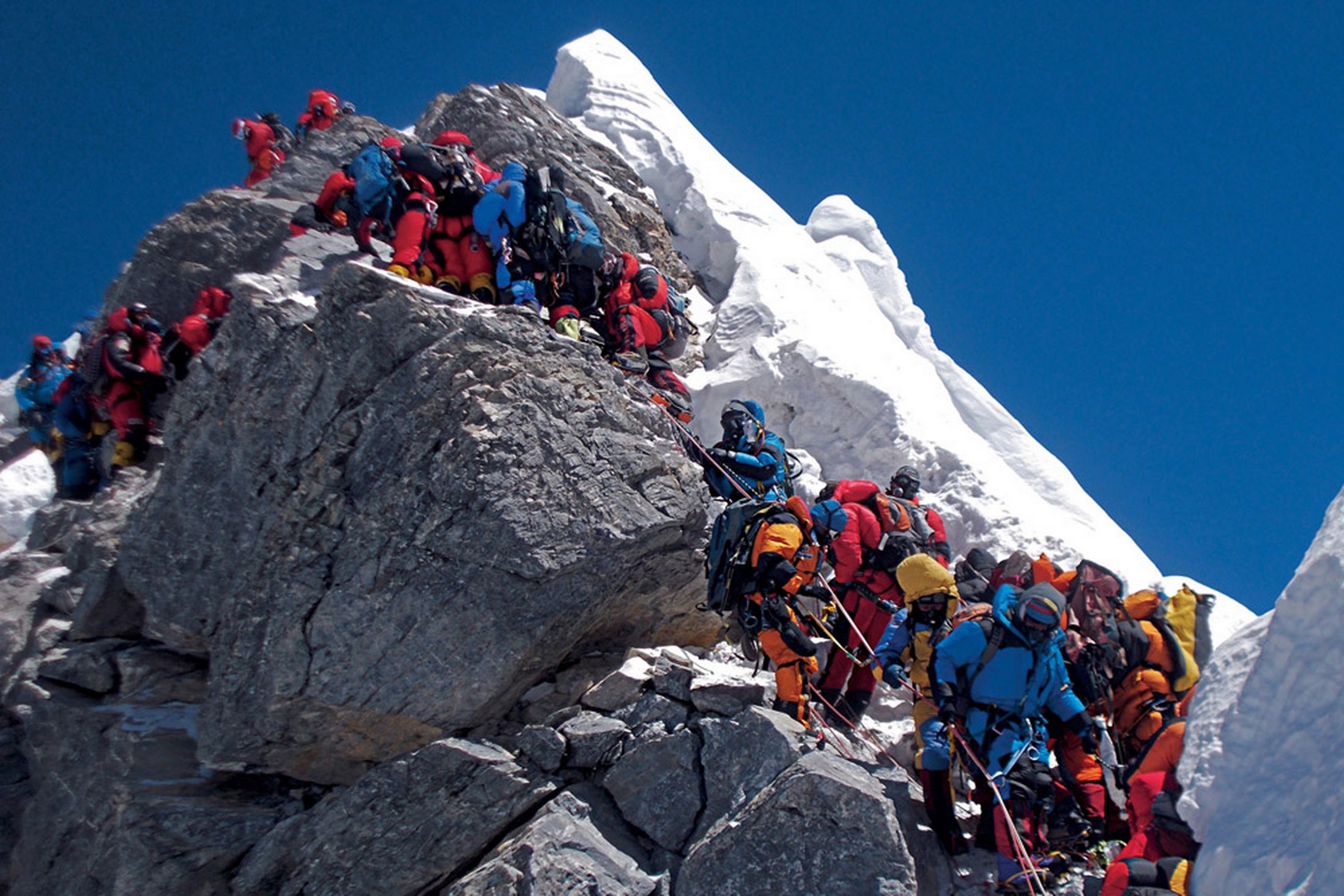  19 мая 2012: проход через Ступень Хиллари, узкому, 12-и метровому скальному участку, чуть ниже вершины Эвереста. В этой очереди своего прохода альпинисты ожидали более 2-х часов! В этот день на вершину Эвереста взошли 234 человека и четыре человека погибли