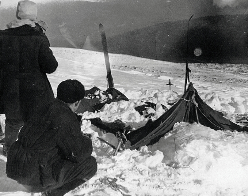 Палатка группы. Фото спасателя Вадима Брусницына 26 или 28 февраля 1959 г. Слева — поисковик Юрий Коптёлов.