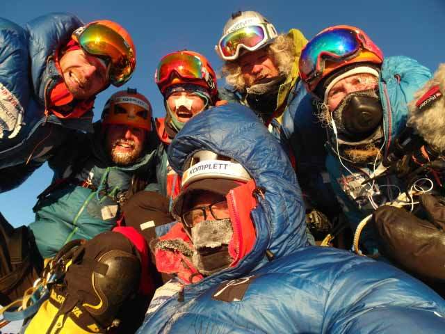 Andy Kirkpatrick, Kjersti Eide, Espen Fadnes, Aleksander Gamme, Ingeborg Jakobsen и Jonas Langseth на вершине горы Ульветанна (Ulvetanna, 2931 м) после прохождения Южного хребта. 2014 год