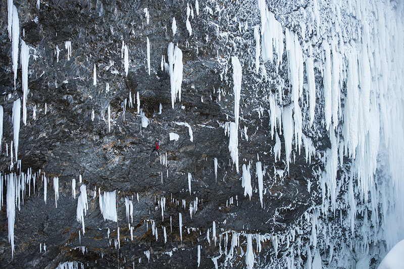 Ледолазнание в Канаде: Вилл Гадд на новом маршруте Overhead Hazard. (ФОТО)