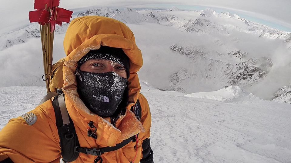 Дэвид Геттлер и Томаш Мацкевич спускаются в низ - высота между 7000 и 6800 метров. 1 марта 2014 года
