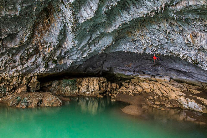 Клемен Бекан (Klemen Becan) на маршруте "Water world" 9а на сводах пещеры OSP в Словении