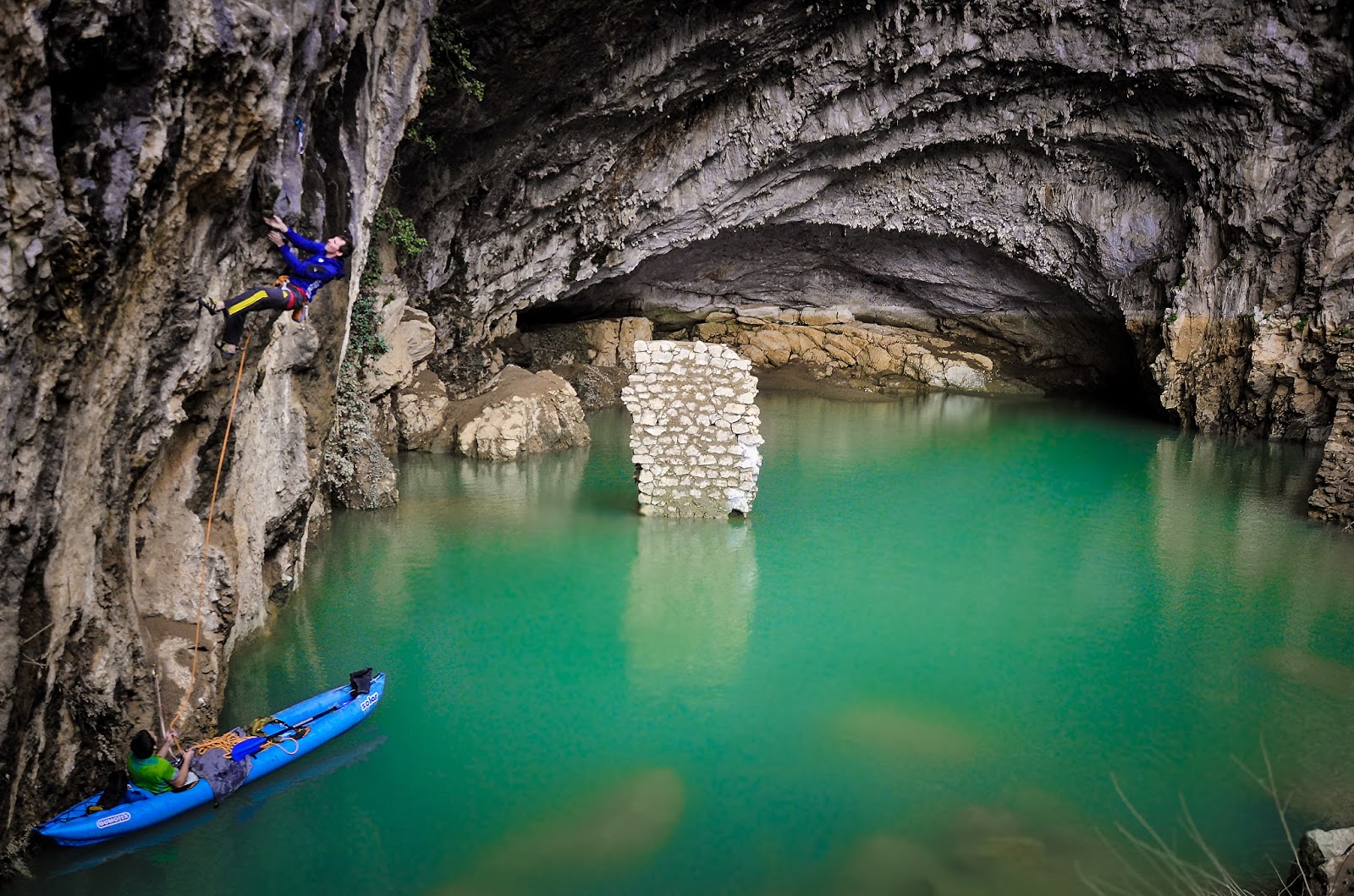 Клемен Бекан (Klemen Becan) на маршруте "Water world" 9а на сводах пещеры OSP в Словении