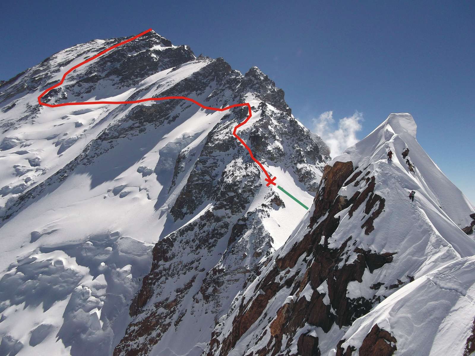  максимальная высота, на которую взошли зимой 2014 года альпинисты Дэвид Геттлет и Томаш Мацкевич составила 7200 метров: точка отмеченная на фото крестом. Красная линия - дальнейший путь к вершине, по которому альпинисты планировали подниматься