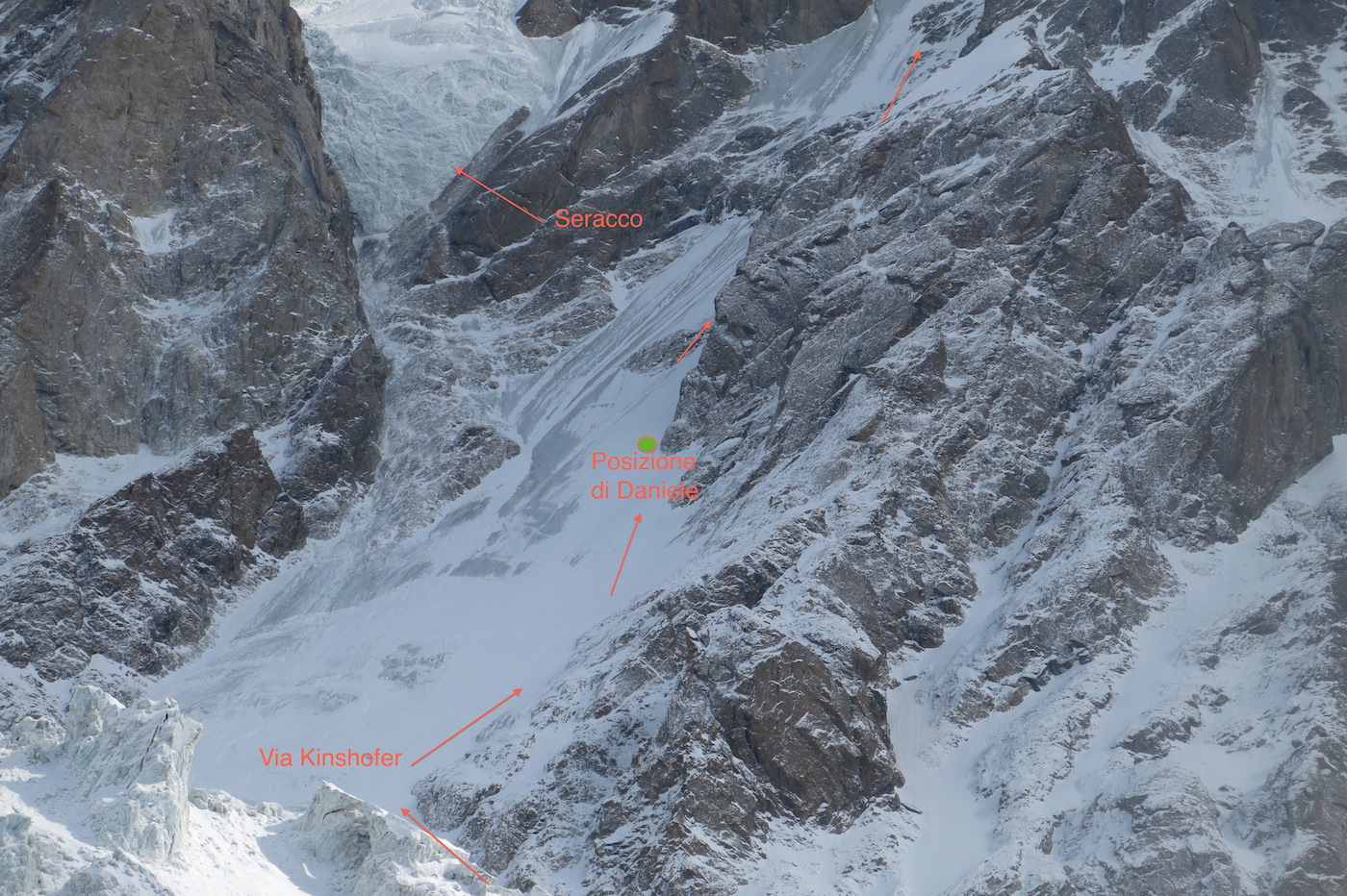маршрут восхождения Даниэля Нарди и нависающие сераки, вызвавшие сход лавины. сторона Диамир на Нангапарбат. 24 февраля 2014 года