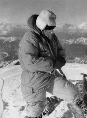 Акилле Компаньони (Achille Compagnoni) на вершине К2. 1954 год