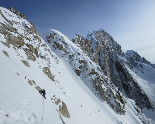   Джейсон Стаки (Jason Stuckey) в первом зимнем восхождении на вершину Хантингтон (Mount Huntington, 3731 м) по Французскому маршруту