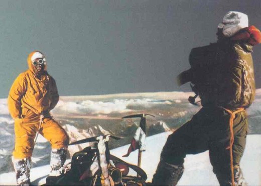 Лино Лачеделли ( Lino Lacedelli) и Акилле Компаньони (Achille Compagnoni) на вершине К2 в 1954 году 