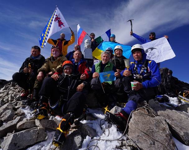 Днепропетровские альпинисты в честь 200-летия великого кобзаря совершили восхождение на пик Шевченко +ФОТО