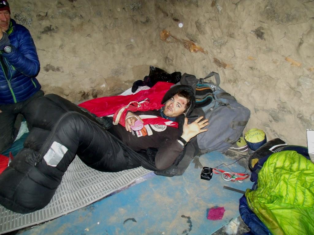  Травмированный Павел Дунай (Paweł Dunaj) в базовом лагере Нангапарбат, после лавины, март 2014 года. Фото Paweł Dunaj