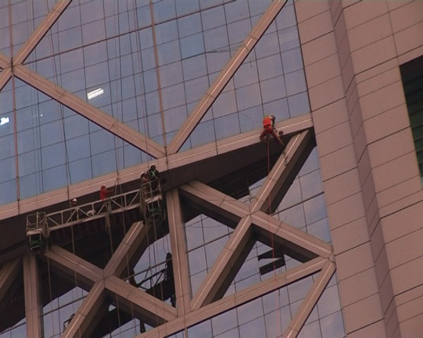  Дэн Гудвин (Dan Goodwin) в восхождении на здание телефонной компании в Сантьяго, Чили. Обратите внимание на большие трещины стекла слева от Дэна